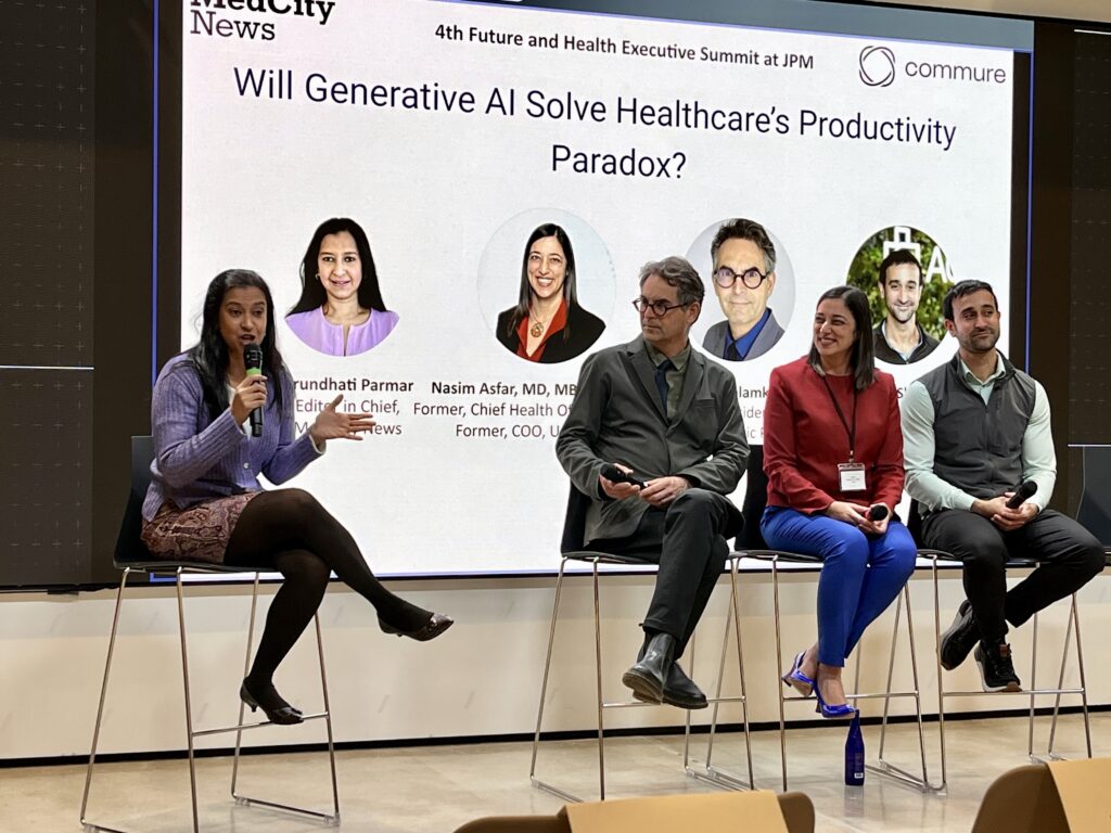 Moderatorin Arundhati Parmar, Chefredakteurin, Med City News. John Halamka, Präsident der Mayo Connect Platform (Mayo Clinic); Nasim Afsar, ehemaliger Chief Health Officer, Oracle; Ian Shakil, Chief Strategy Officer, Commure