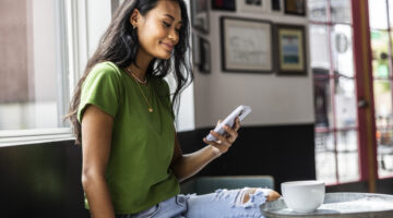 Young woman using smartphone in coffeeshop